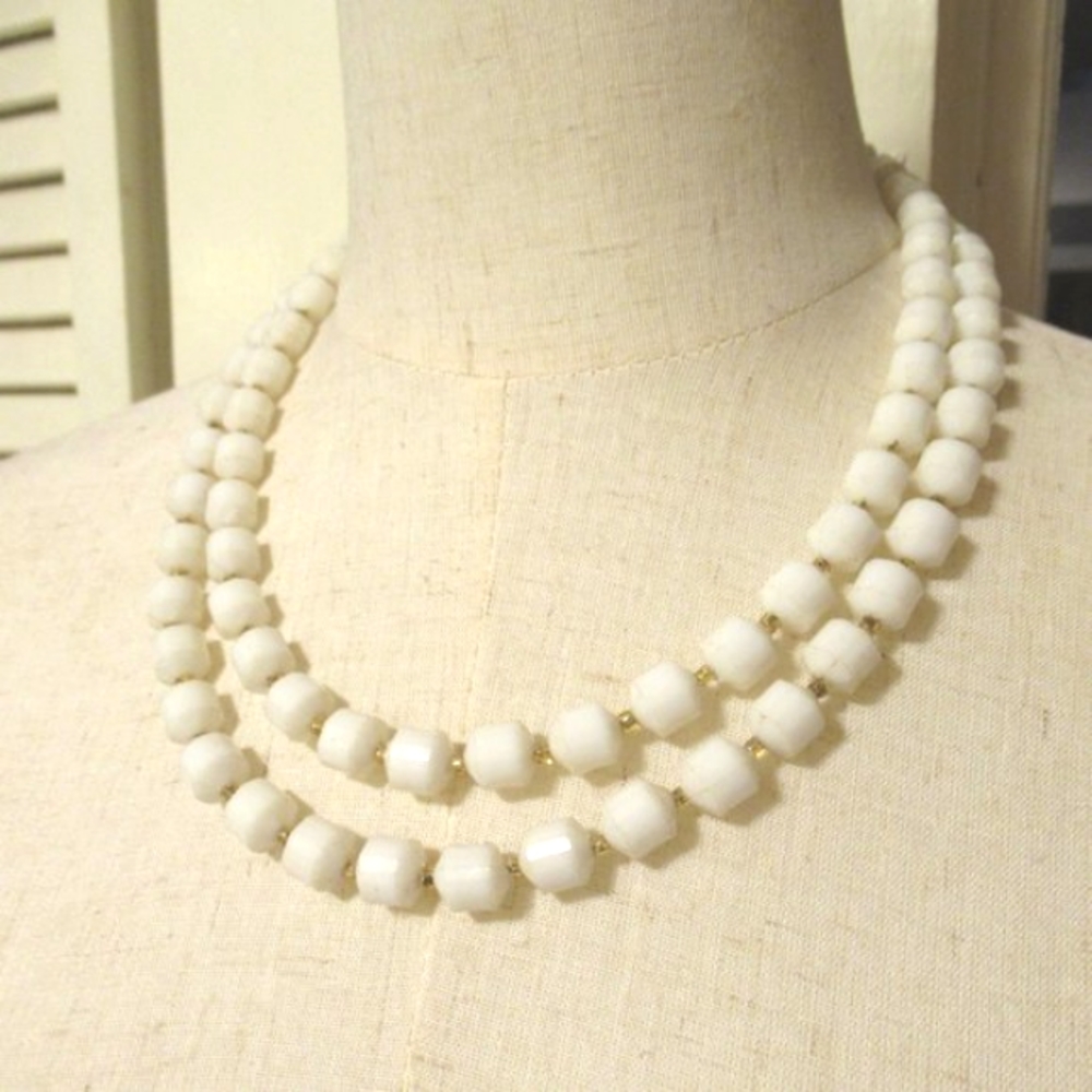 Vintage lightweight Hong Kong Acrylic Necklace